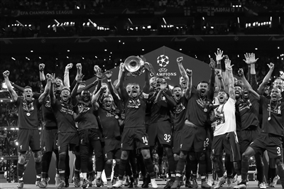 东契奇19分＆詹姆斯10分，湖人半场落后7分