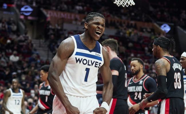 山东男篮激烈对决青岛男篮，裁判控场不足引发热议，球员受伤成焦点。（山东与青岛男篮上演恶战，裁判控场不力惹争议，球员受伤成焦点）