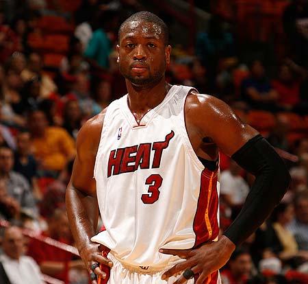 马丁内斯谈C罗肘击被罚下：那不是暴力行为，而是对挑衅的反应（马丁内斯：C罗肘击染红非暴力，只是对挑衅的回应）