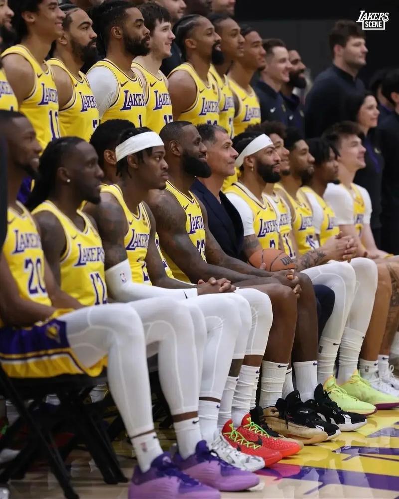 北京国安足协杯夺冠，法比奥荣膺金靴，球员拼尽全力，彰显拼搏精神。（北京国安加冕足协杯冠军，法比奥夺金靴，全队鏖战诠释拼搏精神）