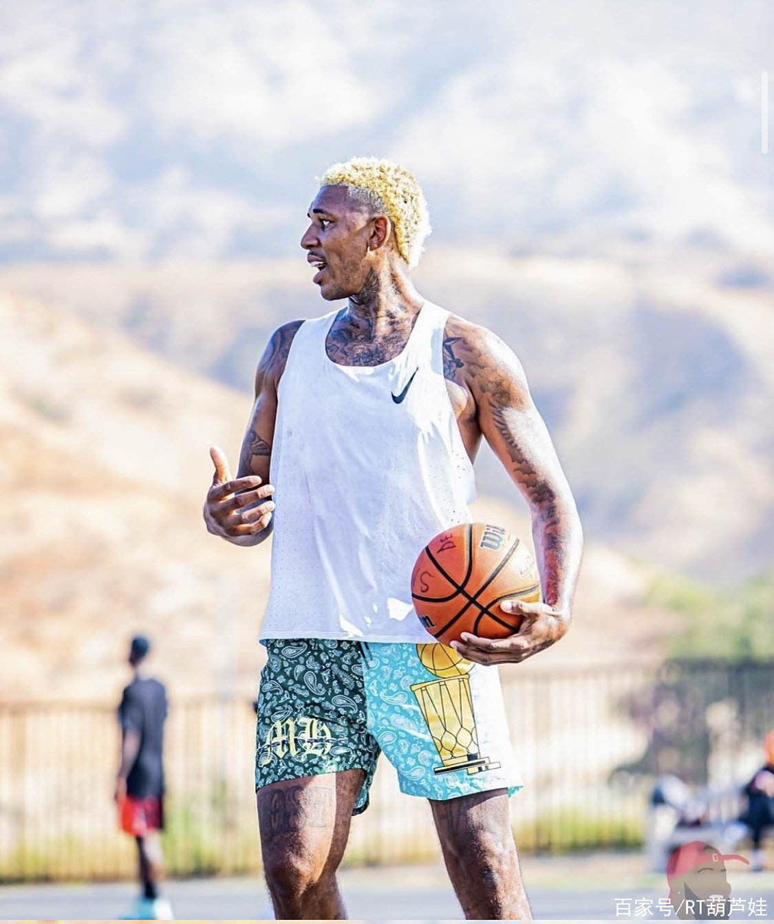 德天空：小腿肌肉受伤的伯卡特至少会缺席12月的比赛（德天空：伯卡特小腿肌肉受伤，至少无缘整个12月的比赛）